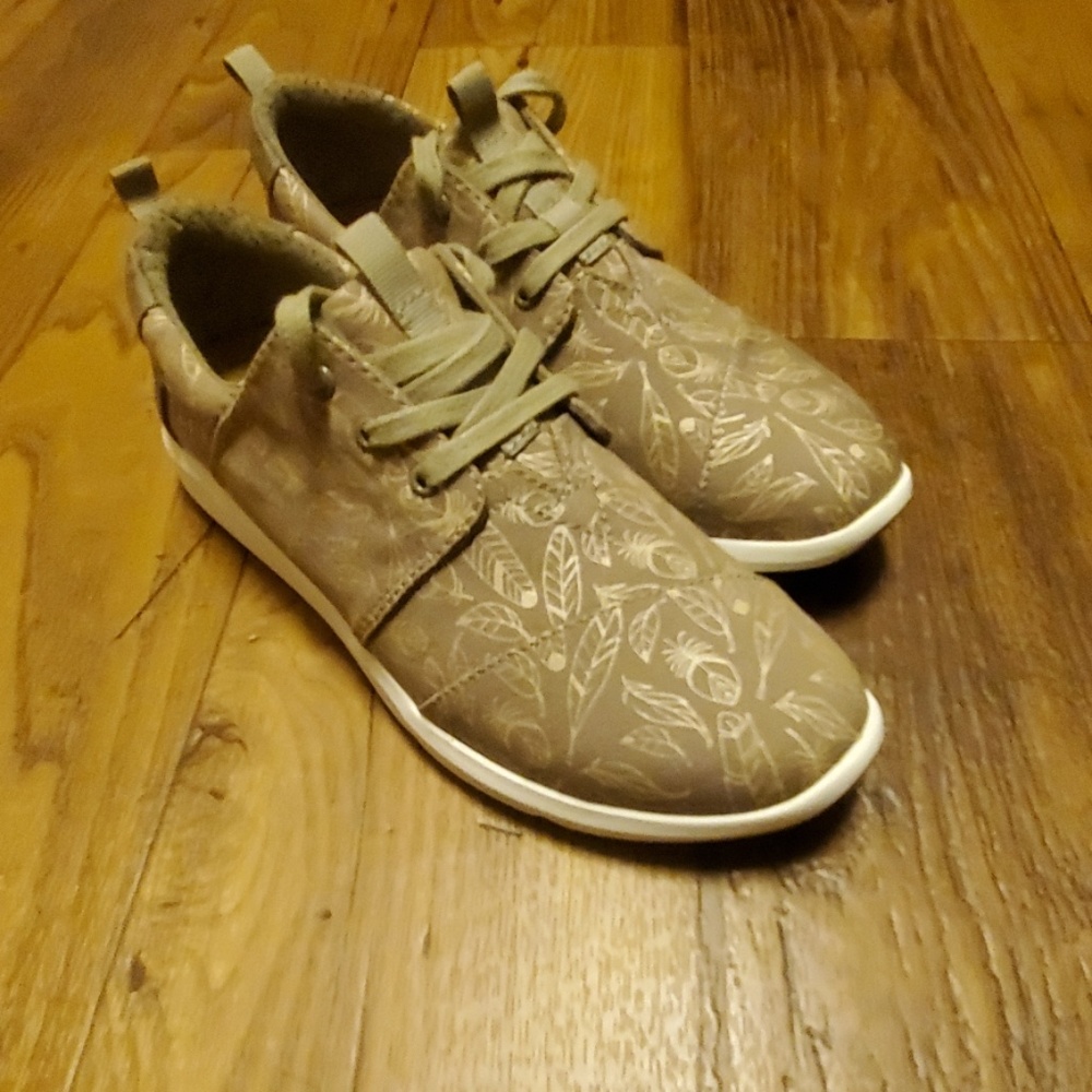 TOMS womens tennis shoes size 7.5